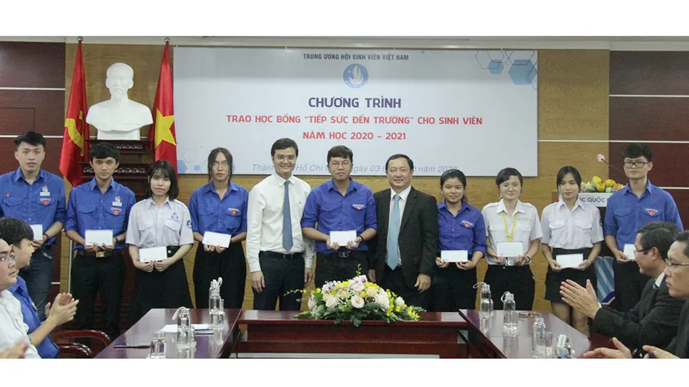Trao 20 suất học bổng “Tiếp sức đến trường” 