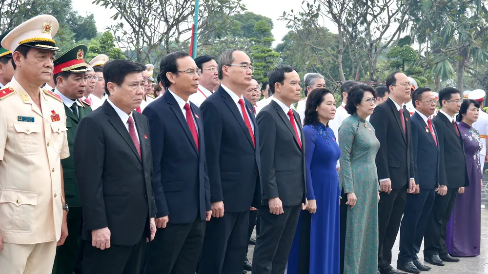Đoàn đại biểu dự Đại hội đại biểu Đảng bộ TPHCM lần thứ XI dâng hương các Anh hùng Liệt sĩ, tưởng nhớ Chủ tịch Hồ Chí Minh 