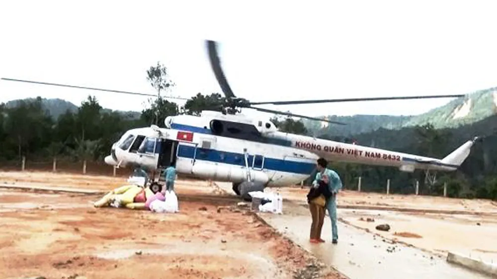 Trực thăng tiếp tế lương thực vùng Phước Lộc