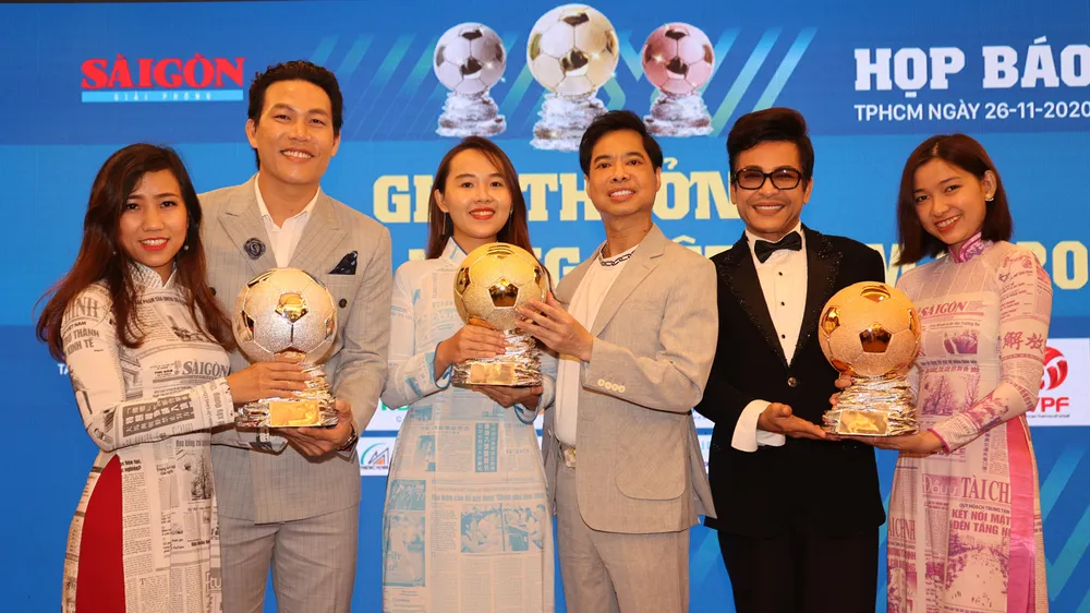 Nghệ sĩ và tình yêu với Quả bóng vàng Việt Nam