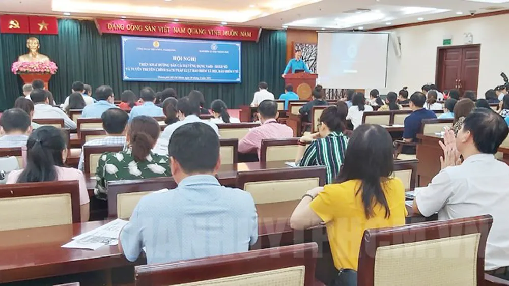 Cán bộ công đoàn tập huấn ứng dụng bảo hiểm xã hội số