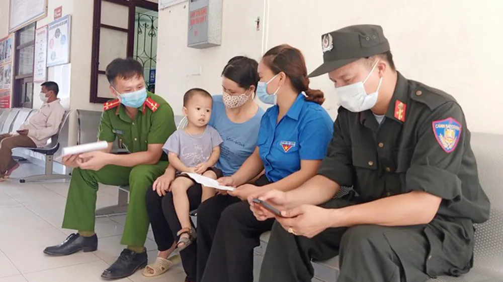  Phó trưởng Công an xã Hữu Sản - anh Đỗ Nam Duy và chiến sỹ Cảnh sát cơ động Lê Bá Tứ và gia đình các cháu được truyền máu. Ảnh Báo. Công an nhân dân