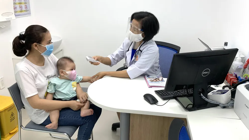 Phụ huynh đưa trẻ đi tiêm chủng mùa dịch sẽ được tư vấn sàng lọc kỹ nhằm đảm bảo phòng chống dịch