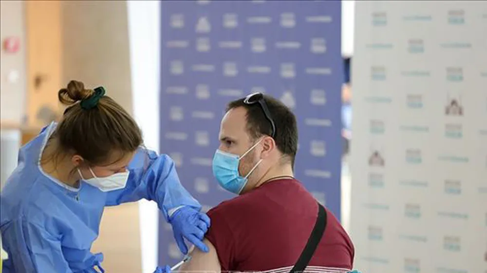 EU cảnh báo pháp lý đối với tiêm mũi vaccine Covid-19 tăng cường 