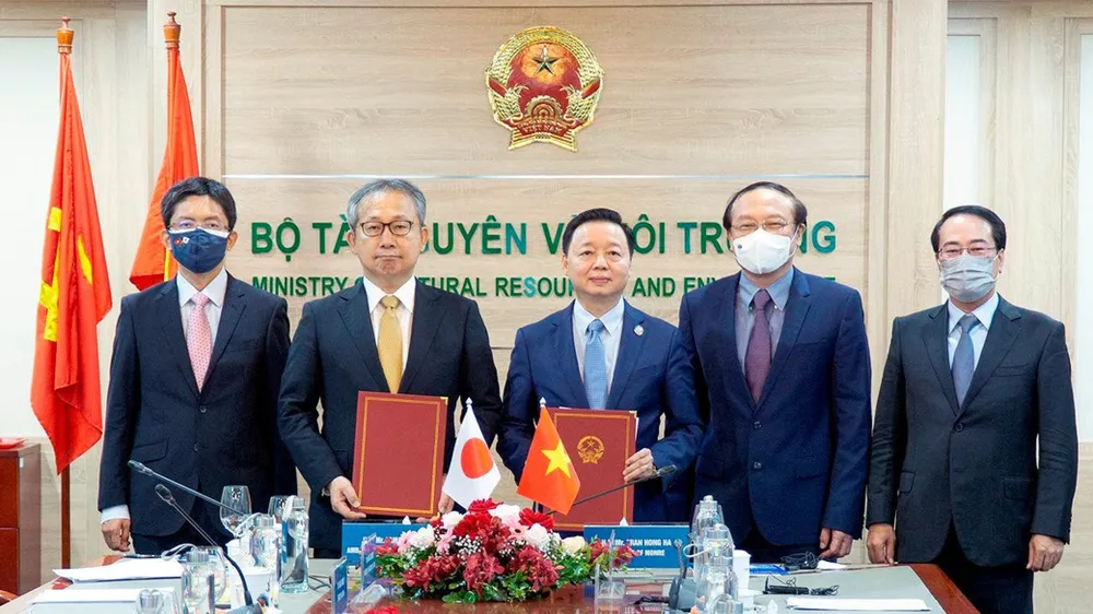 Bộ trưởng Bộ Tài nguyên và Môi trường Trần Hồng Hà, thay mặt Chính phủ Nước cộng hòa xã hội chủ nghĩa Việt Nam và Đại sứ Nhật Bản tại Việt Nam Yamada Takio thay mặt Chính phủ Nhật Bản đã ký kết Bản ghi nhớ hợp tác về tăng trưởng các-bon thấp giữa hai Chín
