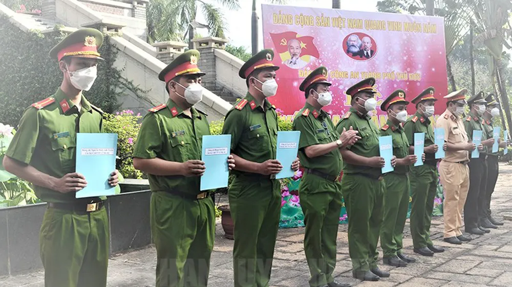 Kết nạp Đảng 14 chiến sĩ công an ưu tú