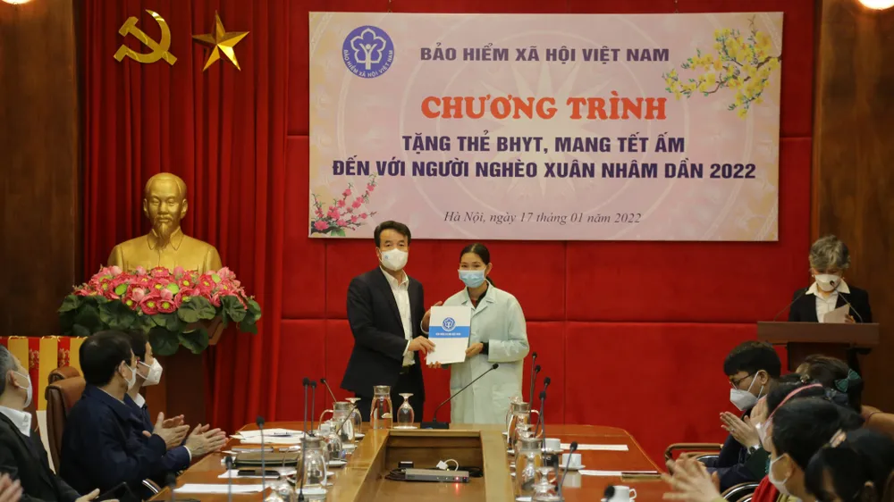 Phát động chương trình tặng sổ BHXH cho bệnh nhân nghèo 