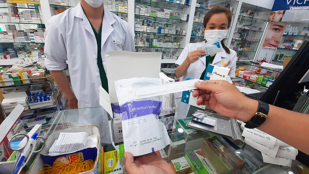 Một cửa hàng vật tư y tế tại TP Rạch Giá (Kiên Giang) bán kit test nhanh Covid-19 với giá 70.000 đồng/bộ. Ảnh: Q.BÌNH