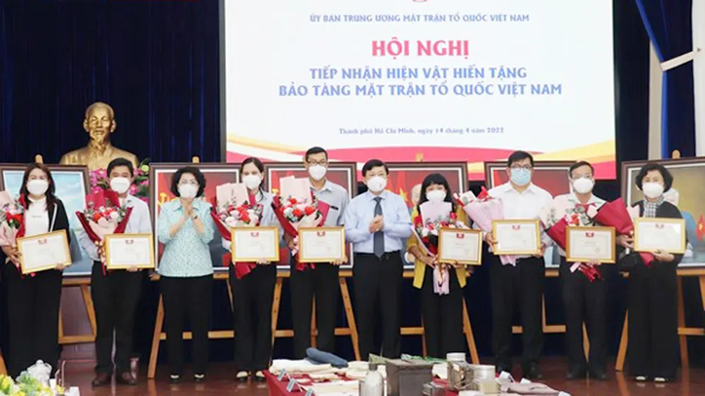 Phó Chủ tịch Ủy ban Trung ương MTTQ Việt Nam Nguyễn Hữu Dũng trao Giấy ghi nhận của Ban Thường trực Ủy ban Trung ương Mặt trận Tổ quốc Việt Nam cho các tổ chức, cá nhân hiến tặng hiện vật