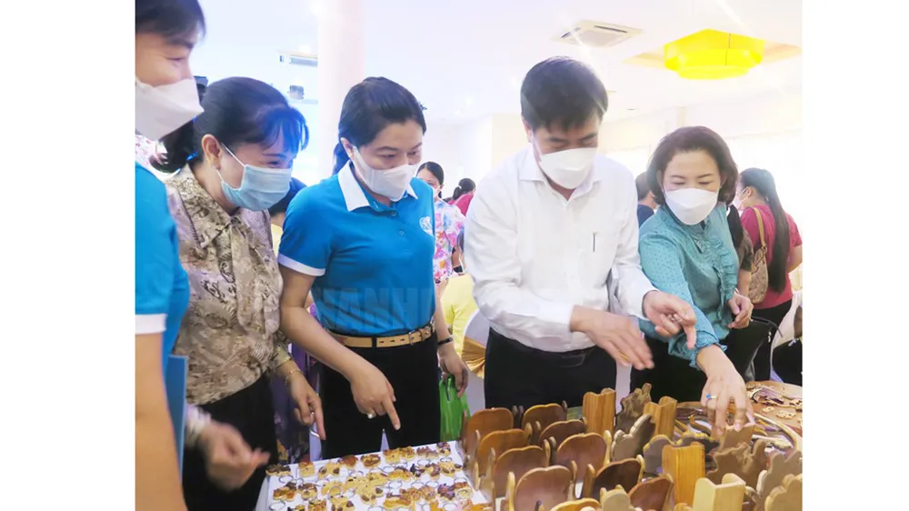 Các đại biểu tham quan mua sắm tại gian hàng trưng bày, giới thiệu các sản phẩm do phụ nữ khuyết tật thực hiện
