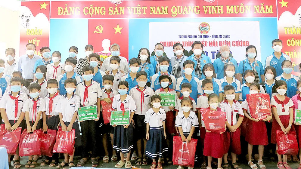 Hội Nông dân TPHCM trao 50 suất học bổng cho học sinh ở thị trấn Ba Chúc