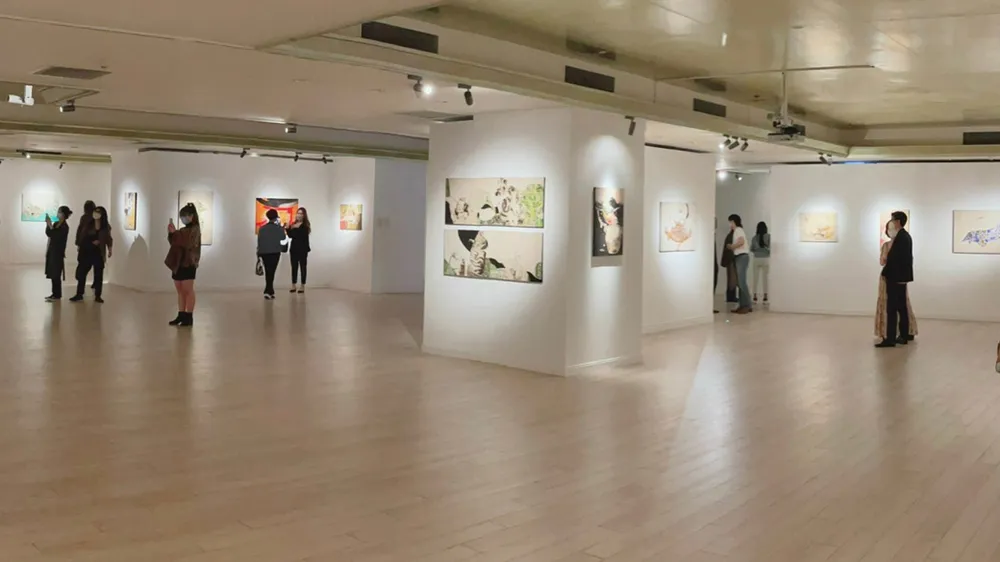 Khách tham quan triển lãm “Điệp” của nghệ sĩ Mifa tại Mơ Artspace (136 Hàng Trống, quận Hoàn Kiếm, Hà Nội)