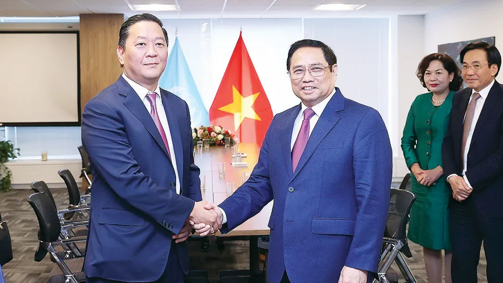  Thủ tướng Phạm Minh Chính tiếp ông Joseph Bae, Chủ tịch Quỹ đầu tư Kohlberg Kravis Roberts. Ảnh: TTXVN