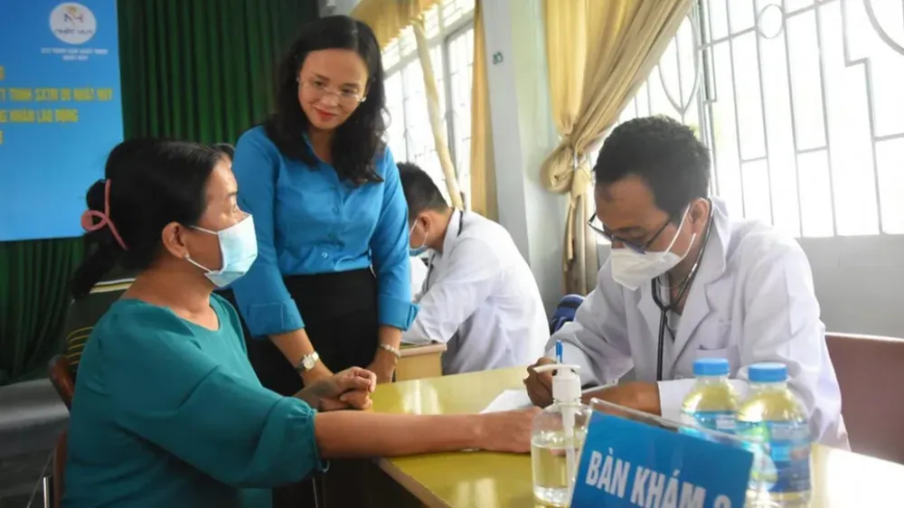 Cấp phát thuốc miễn phí cho 1.300 công nhân lao động