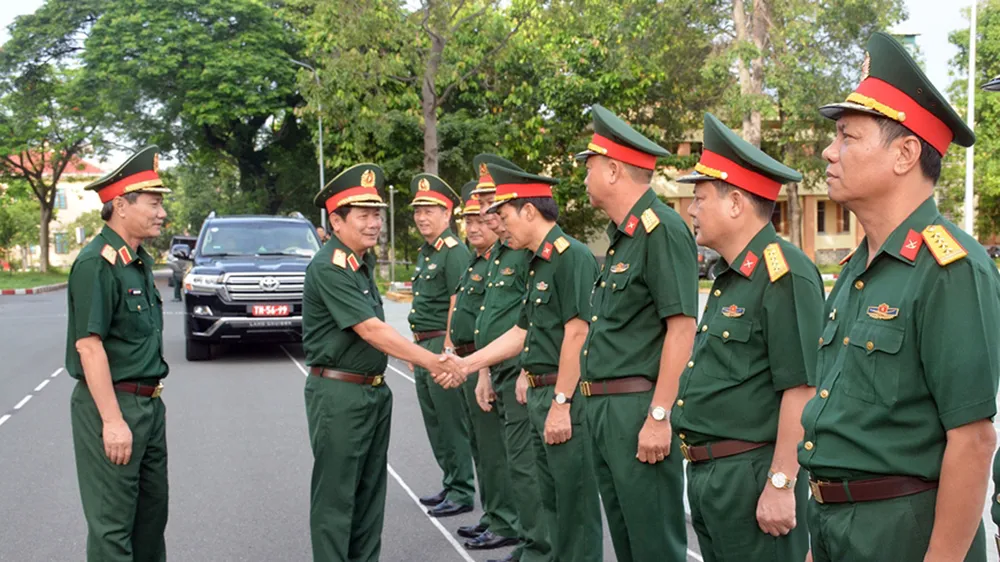 Lãnh đạo Quân đoàn 4 đón Thượng tướng Lê Huy Vịnh và đoàn công tác. Ảnh: QĐND
