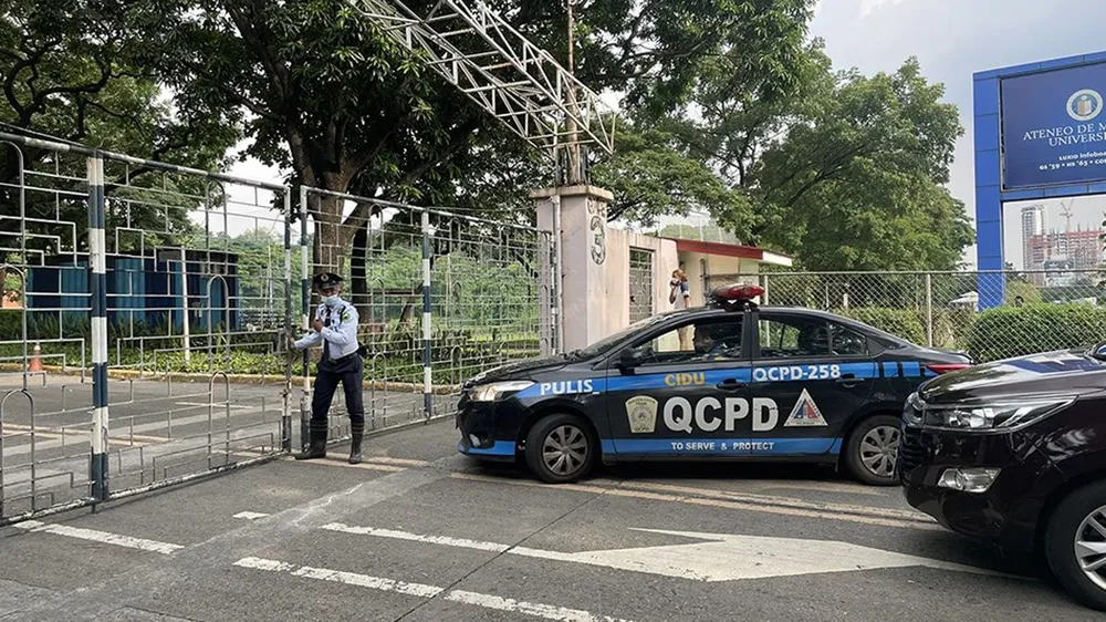 Cảnh sát thành phố Quezon phong tỏa khuôn viên Đại học Ateneo de Manila sau khi diễn ra vụ nổ súng. Nguồn: ABS-CBN News