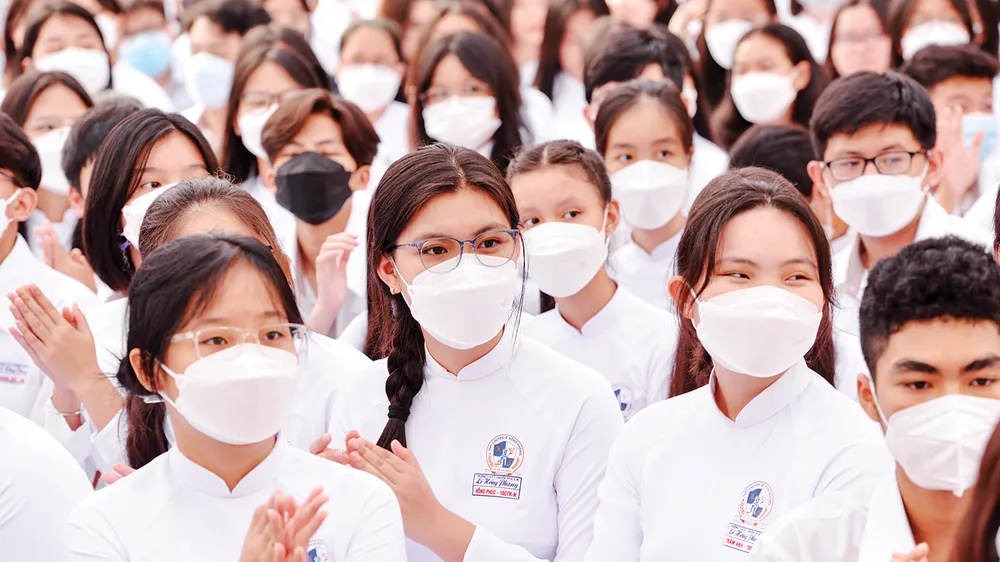 Học sinh Trường THPT chuyên Lê Hồng Phong trong buổi lễ khai giảng năm học mới. Ảnh: CAO THĂNG