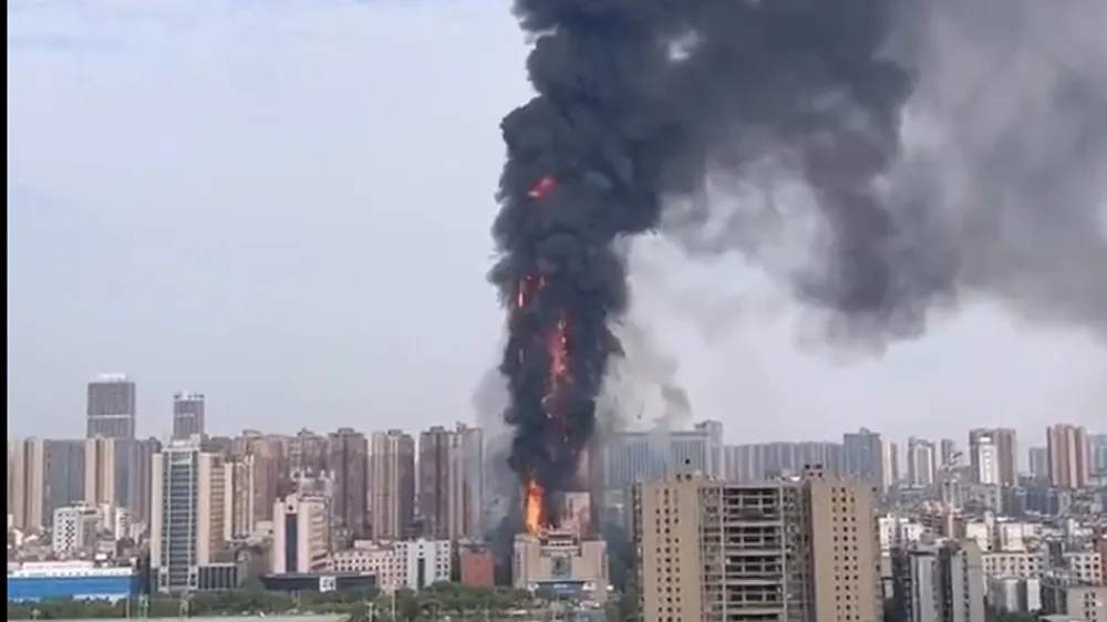 Cháy tòa nhà cao hơn 200m tại Trung Quốc