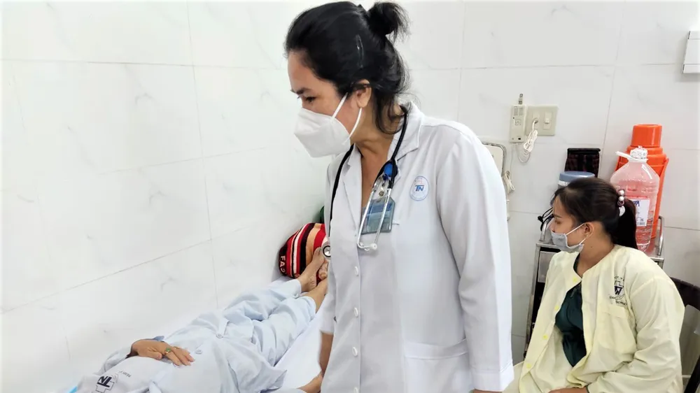 BS-CKII Nguyễn Thị Mây Hồng, Bệnh viện Thống Nhất, thăm khám cho bệnh nhân đái tháo đường
