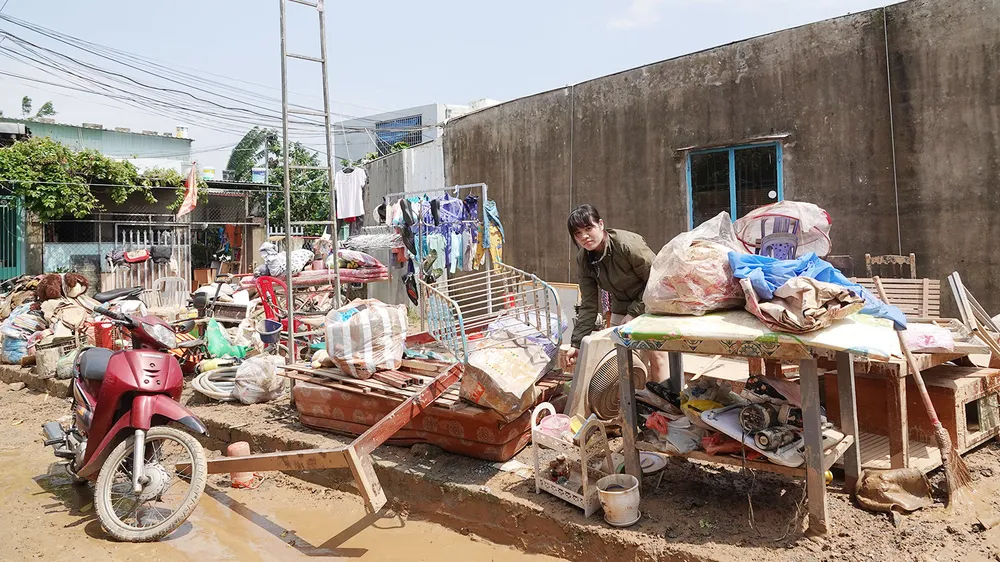 Vật dụng của người dân tổ 47, phường Hòa Khánh Nam (quận Liên Chiểu, TP Đà Nẵng) bị hư hỏng do mưa lũ. Ảnh: XUÂN QUỲNH