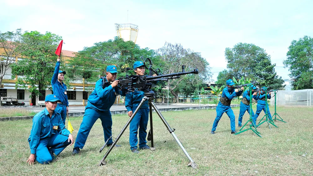 Lực lượng dân quân huấn luyện sử dụng súng máy phòng không 12,7mm