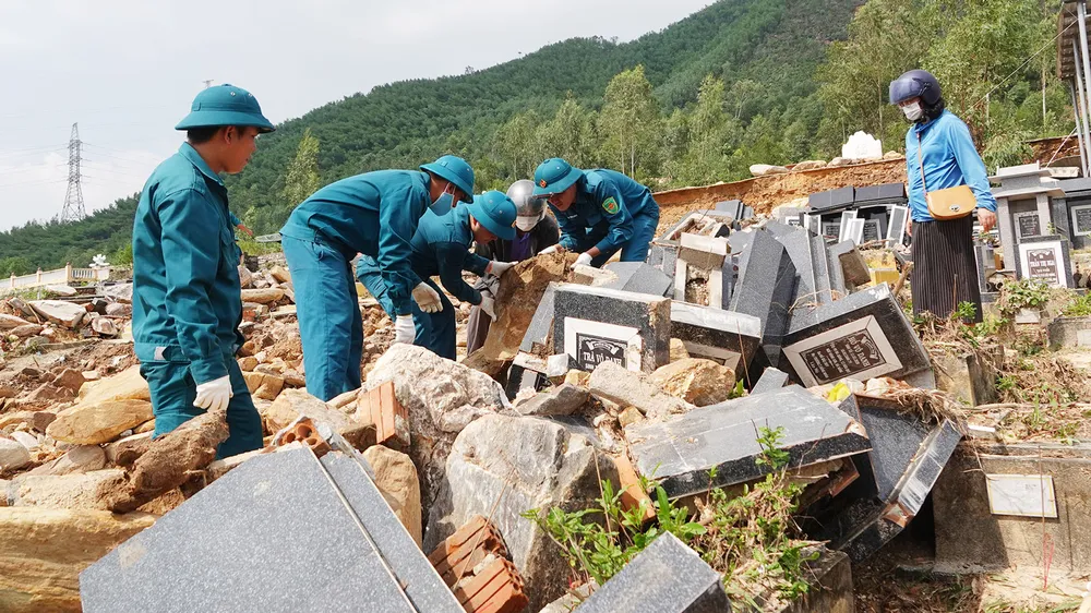 Lực lượng chức năng được huy động đễ hỗ trợ tìm bia mộ giúp người dân tại nghĩa trang Hòa Sơn (xã Hòa Sơn, huyện Hòa Vang, TP Đà Nẵng). Ảnh: XUÂN QUỲNH