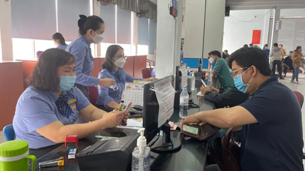 Ngành đường sắt cử thêm nhân viên tư vấn để khách mua vé 
