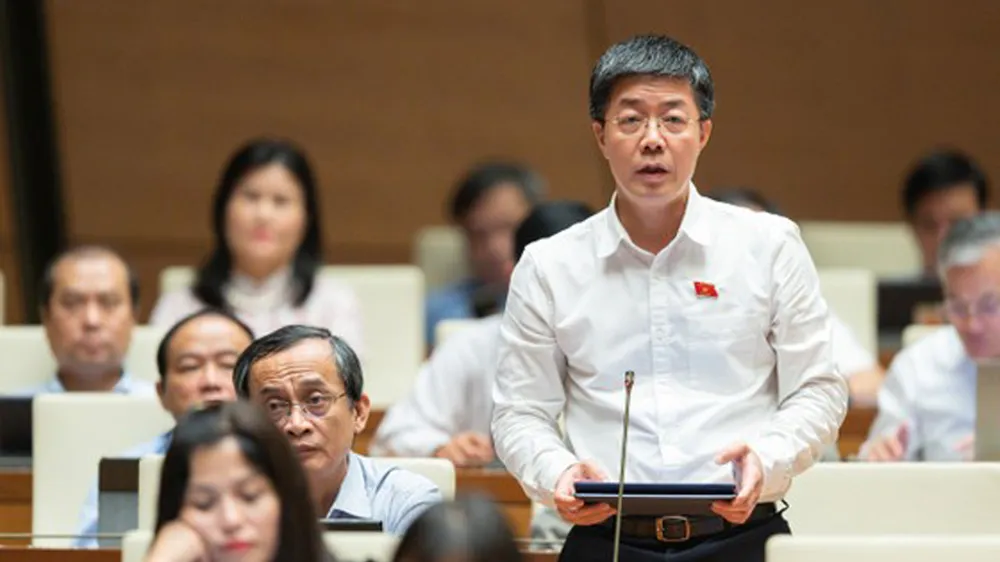 Đại biểu Nguyễn Mạnh Hùng đề nghị các cơ quan nhà nước và các tổ chức có liên quan cần đưa ra những thông điệp và cam kết mạnh mẽ hơn để ổn định tâm lý của nhà đầu tư trên thị trường chứng khoán và trái phiếu
