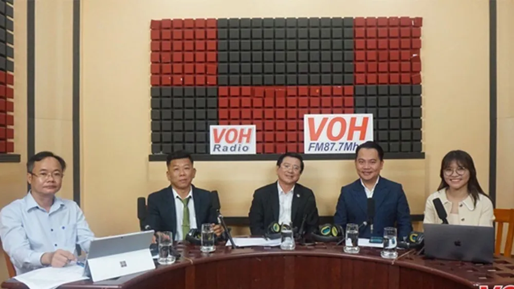 Các đại biểu tham gia đóng góp tại tọa đàm