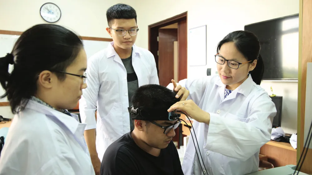 Tiến sĩ Hà Thị Thanh Hương (bìa phải) thực hiện thí nghiệm tại phòng thí nghiệm Trường ĐH Quốc tế (ĐH Quốc gia TPHCM)