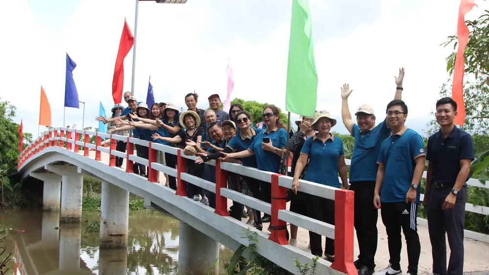 Nhóm VK bên cây cầu thứ 275 ở Đồng Tháp. Ảnh: MAI HOA