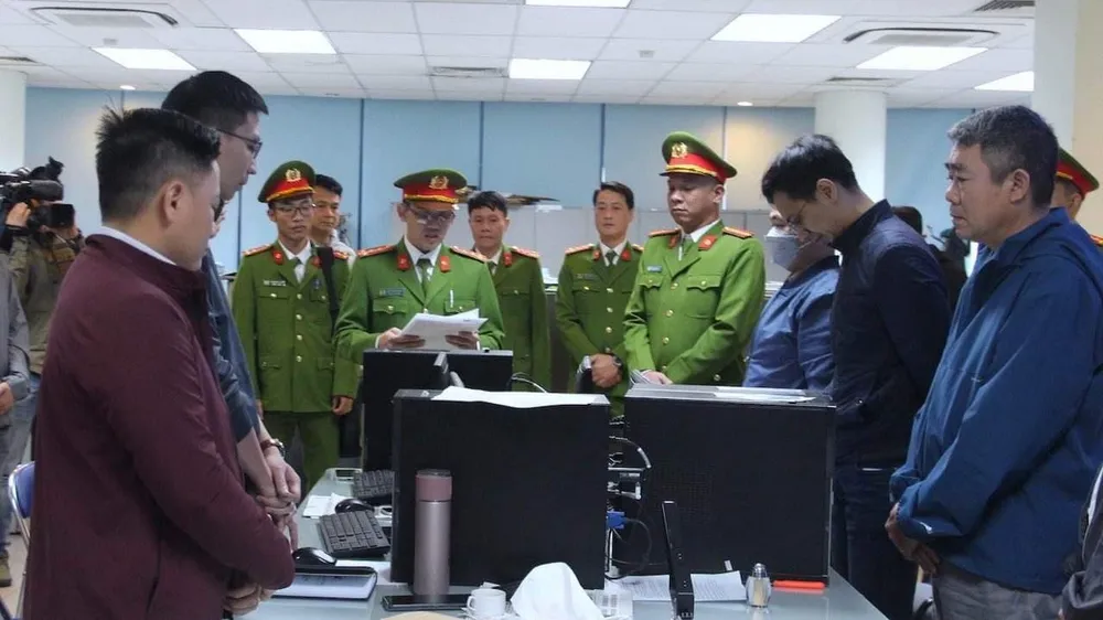 Công an phong tỏa khám xét Trung tâm đăng kiểm xe cơ giới 50-03V ở TP Thủ Đức. Ảnh: CHÍ THẠCH