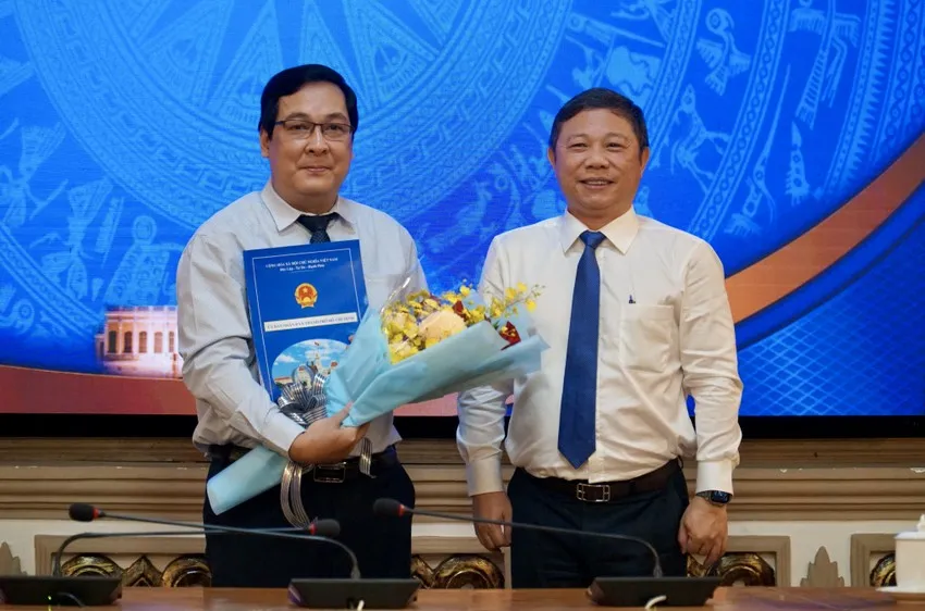 Phó Chủ tịch UBND TPHCM Dương Anh Đức cùng tập thể lãnh đạo Báo Pháp Luật TPHCM chúc mừng hai Tân Phó tổng biên tập. Ảnh: BẢO PHƯƠNG