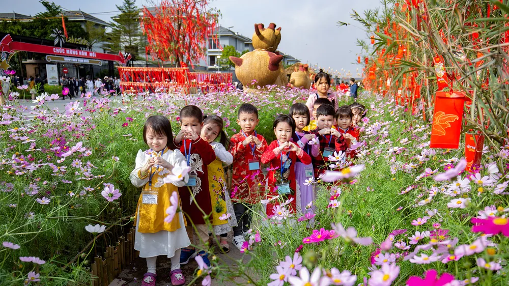 “Happy Tết” diệu kỳ trên đường hoa Home Hanoi Xuan 2023