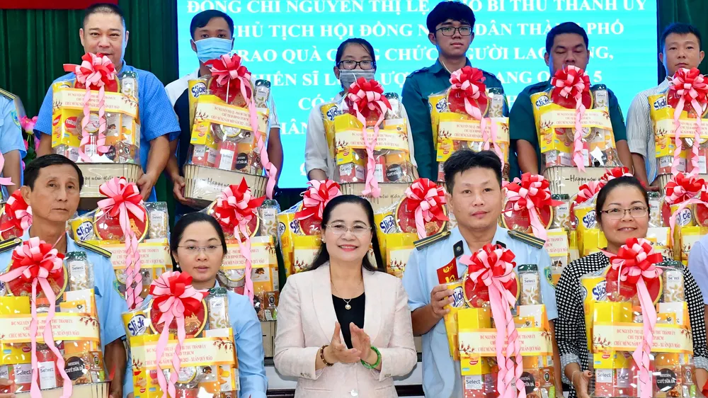 Chủ tịch HĐND TPHCM Nguyễn Thị Lệ tặng quà cho công chức, người lao động quận 5. Ảnh: VIỆT DŨNG
