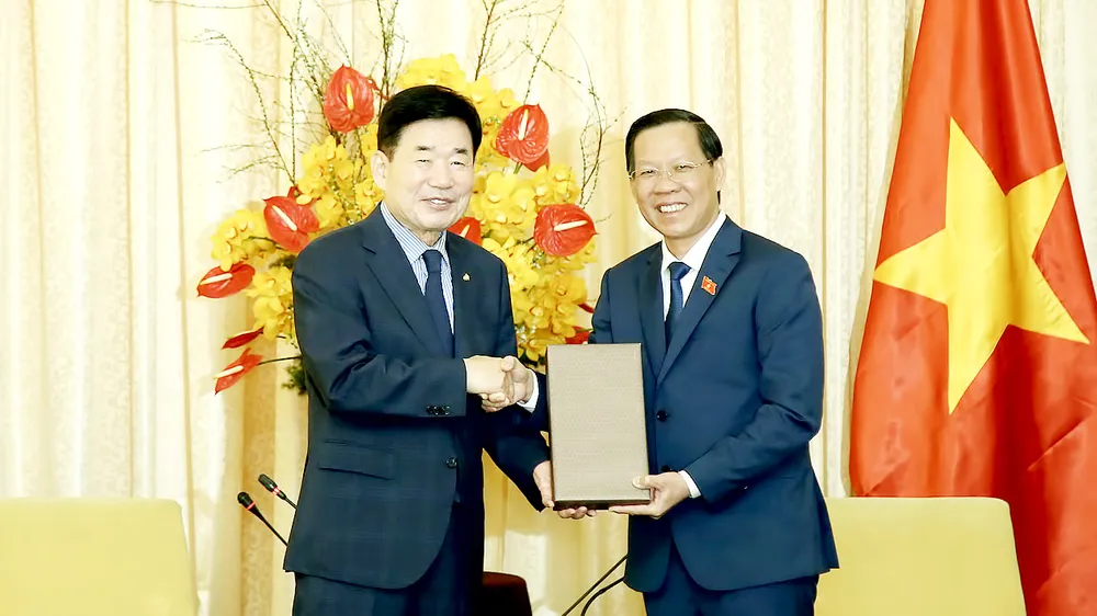 Chủ tịch UBND TPHCM Phan Văn Mãi tiếp Chủ tịch Quốc hội Hàn Quốc Kim Jin Pyo thăm TPHCM