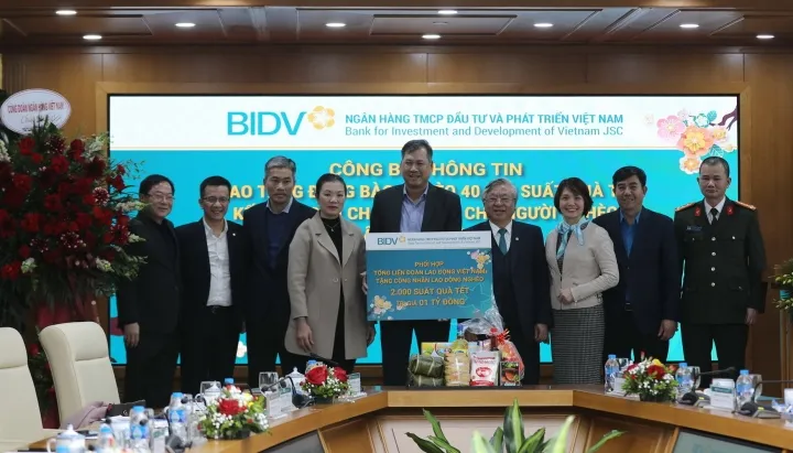 BIDV tặng quà cho bệnh nhân khó khăn