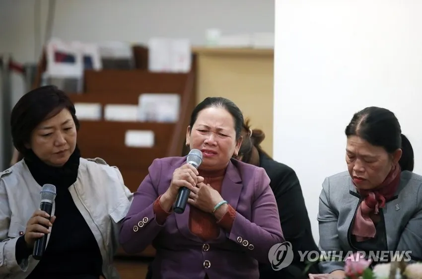 Bà Nguyễn Thị Thanh (giữa) đối chất, làm chứng tại tòa án Hàn Quốc năm 2019. Ảnh: YONHAP 