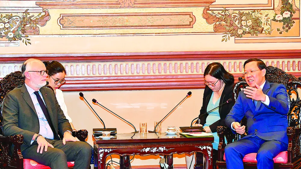 Chủ tịch UBND TPHCM Phan Văn Mãi tiếp ông Edouard Philippe, nguyên Thủ tướng Pháp, Thị trưởng TP Le Havre. Ảnh: VIỆT DŨNG