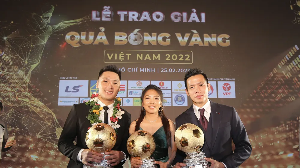 Hồ Văn Ý, Huỳnh Như và Văn Quyết nhận Quả bóng vàng Việt Nam 2022