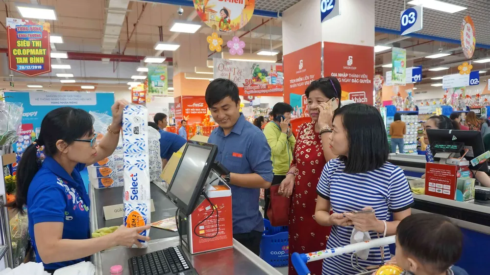 Khách hàng chọn mua quà tặng người thân trong dịp 8-3