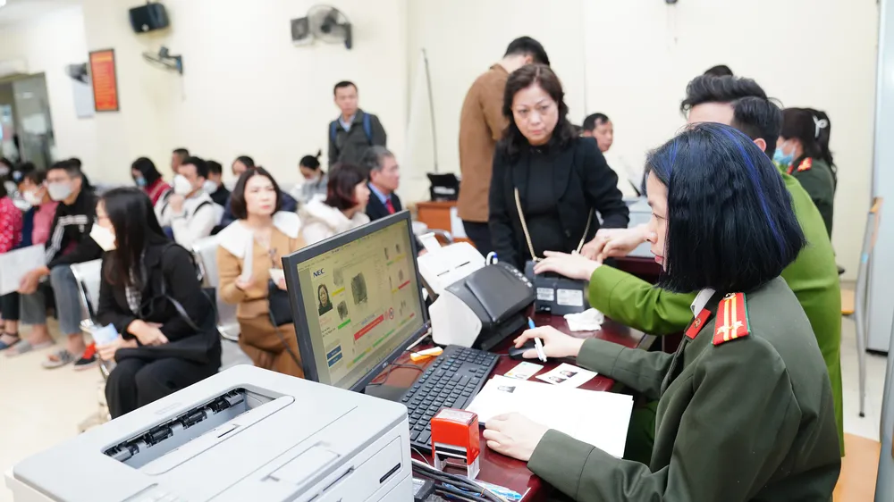 Cán bộ Phòng quản lý xuất nhập cảnh, Công an TP Hà Nội xử lý hồ sơ cấp hộ chiếu gắn chip cho người dân