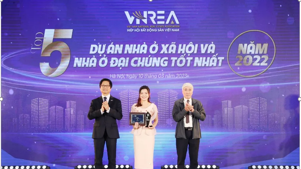 Bà Nguyễn Ngọc Ánh, Phó Chủ tịch HĐQT Kim Oanh Group - nhận giải “Top 5 dự án nhà ở xã hội và đại chúng tốt nhất năm 2022” cho dự án RichHome 3