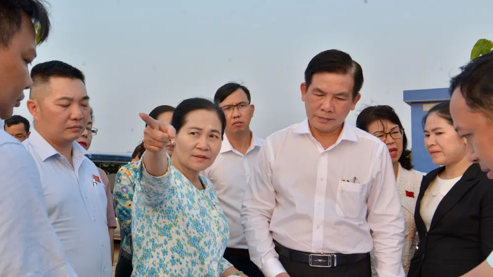Chủ tịch HĐND TPHCM Nguyễn Thị Lệ cùng đại diện các sở ngành giám sát tiến độ triển khai Dự án thành phần 2 đường Vành đai 3 TPHCM. Ảnh: CAO THĂNG