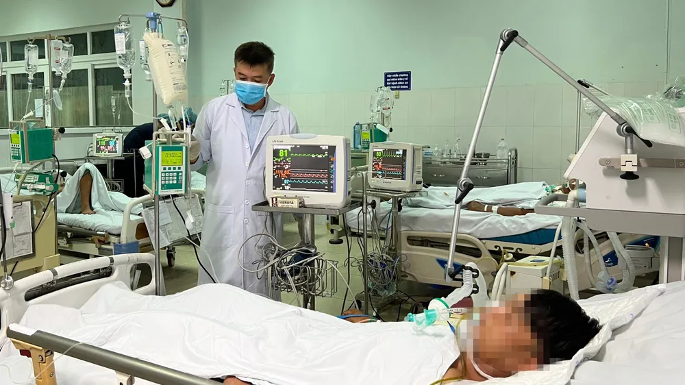 Bác sĩ đang cứu chữa cho bệnh nhân ngộ độc Botulinum ở Quảng Nam. Ảnh: NGUYỄN HẠNH