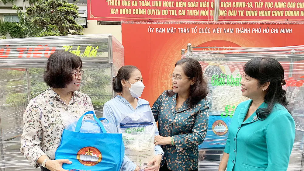 Tiếp nhận gần 1 tỷ đồng chăm lo tết người dân khó khăn