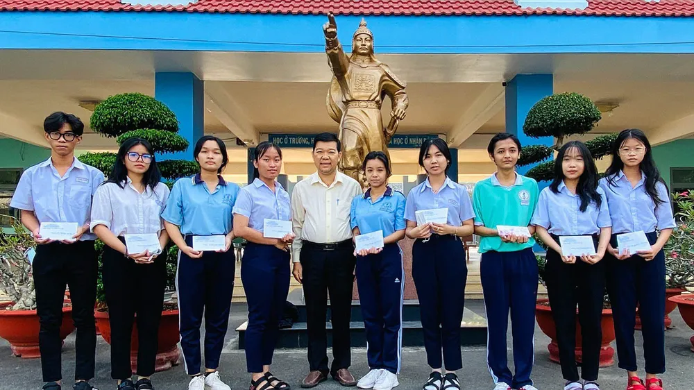 Thầy giáo Nguyễn Văn Cải trao học bổng cho học sinh vượt khó học tốt ở huyện Củ Chi, TPHCM