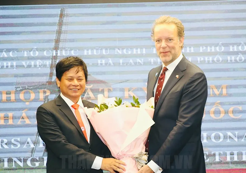 Chủ tịch Hội Hữu nghị Việt Nam - Hà Lan TPHCM Trần Trọng Dũng tặng hoa cho Tổng Lãnh sự Daniel Stork chúc mừng tại lễ kỷ niệm