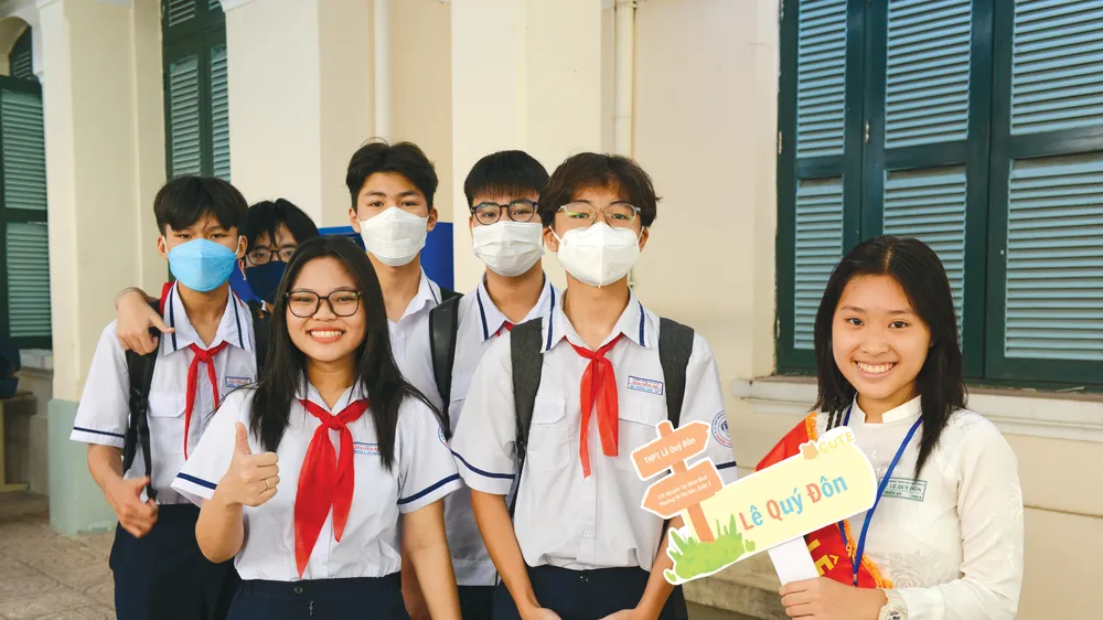 Học sinh Trường THCS Nguyễn Du (quận 1) tìm hiểu môi trường học tập tại trường THPT Lê Quý Đôn (quận 3, TPHCM)