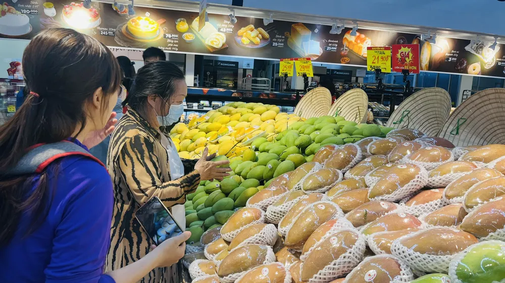Khách chọn mua xoài Đồng Tháp tại siêu thị Go! An Lạc (quận Bình Tân)